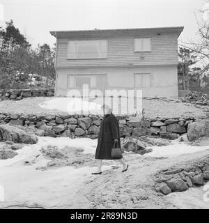 Réel 6-7-1960: Sur de vieux placettes Anne-Marie Rockefeller de Søgne – transformée en Mme Rockefeller de New York – a rendu hommage à son village natal par une visite rapide. La villa bien connue sur la colline est de nouveau entrée dans la cime quand il a été fuité que la fille dans la maison était à la maison pour un court hiver vacances. Photo: Aage Storløkken / Aktuell / NTB ***PHOTO NON TRAITÉE*** Banque D'Images