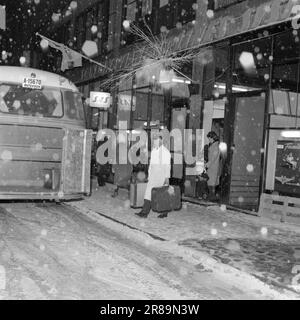 Actuel 1-5-1960: Nous volons - et attendre Un vol d'Oslo à Bergen a pris 4 1/2 heures. Nous avons attendu et nous avons passé plus de 3 jours ! Photo: Ivar Aaserud / Aktuell / NTB ***PHOTO NON TRAITÉE*** Banque D'Images