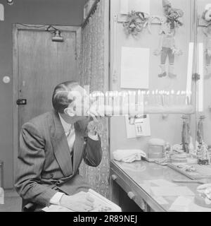 Courant 9-4-1960: Ajuster - long et fidèle serviteur Leif Juster a cinquante ans. 50 bougies sur le gâteau. Le célébrant a remercié pour le cadeau, il s'est bien passé avec un long pain, et a fait sauter 49 bougies en un. - Mais alors je ne me sens pas un jour plus de 49 non plus - a dit la résilience de 50 ans-vieux. Photo: Ivar Aaserud / Aktuell / NTB ***PHOTO NON TRAITÉE*** Banque D'Images