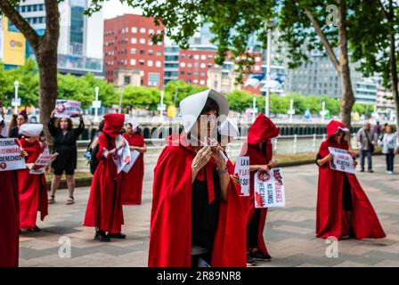 Les activistes féministes radicaux vêtus d'un costume de la série "The Handmaid's Tale" participent à une démonstration d'ademonstration contre les mères porteuses. Banque D'Images