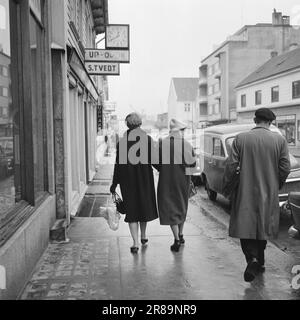 Réel 6-7-1960: Sur de vieux placettes Anne-Marie Rockefeller de Søgne – transformée en Mme Rockefeller de New York – a rendu hommage à son village natal par une visite rapide. À Kristiansand, elle a fait du shopping avec Mme Rasmussen et a visité, entre autres choses, un magasin de broderie avec des équipements pour bébés dans la fenêtre. Photo: Aage Storløkken / Aktuell / NTB ***PHOTO NON TRAITÉE*** Banque D'Images