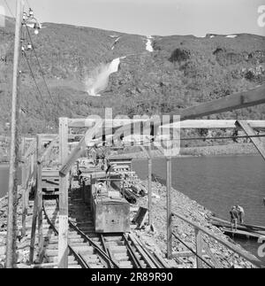 Courant 17-1950: L'industrie dans les eaux destroetBetween montagne enneigée à la frontière suédoise, très à l'est de Bodø, se trouve Sulitjelma. Les habitants de cette ville de montagne sont entièrement dépendants de l'exploitation minière et des mines de cette ville. Les communications sont mauvaises. Au printemps et en automne, Sulitjelma peut être complètement isolé du monde extérieur. Les 3 000 personnes qui y vivent sont toutes des « nous » et vivent leur propre vie - presque comme un état dans un état. Photo: Sverre A. Børretzen / Aktuell / NTB ***PHOTO NON TRAITÉE*** Banque D'Images