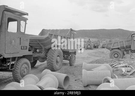 Courant 27-10-1960: La rivière est déplacée pour que les avions arrivent. Une subvention de l'OTAN de 40 millions pour le développement de l'aéroport de Værnes à Stjørdal.photo Sverre A. Børretzen: Aktuell / NTB ***photo non traitée*** Banque D'Images