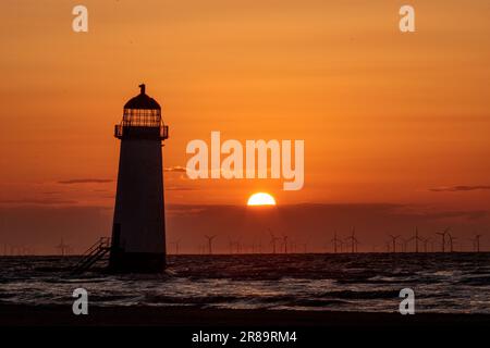 Coucher de soleil sur le phare de point of Ayr, Talacre, pays de Galles du Nord Banque D'Images