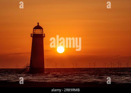 Coucher de soleil sur le phare de point of Ayr, Talacre, pays de Galles du Nord Banque D'Images