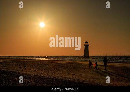 Coucher de soleil sur le phare de point of Ayr, Talacre, pays de Galles du Nord Banque D'Images