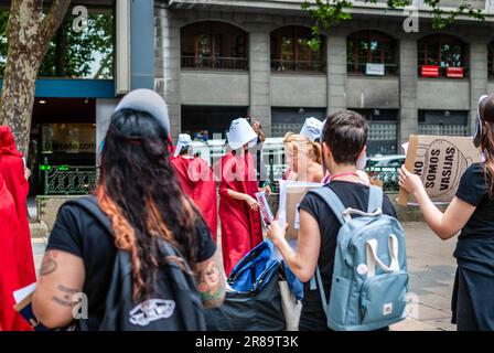 Les activistes féministes radicaux vêtus d'un costume de la série "The Handmaid's Tale" participent à une démonstration d'ademonstration contre les mères porteuses. Banque D'Images