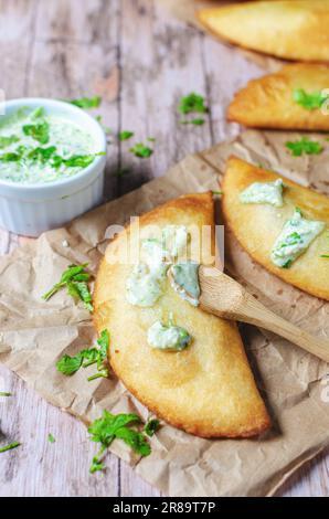 Empanada cuisine typique du Venezuela avec sauce guasacaca dans table en bois Banque D'Images