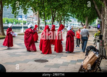 Les activistes féministes radicaux vêtus d'un costume de la série "The Handmaid's Tale" participent à une démonstration d'ademonstration contre les mères porteuses. Banque D'Images