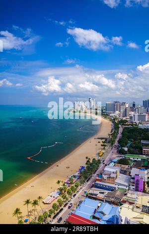 Pattaya Beach, grand angle, vertical, regardant vers le nord vers Sanctuary of Truth pris de l'hôtel Hilton Pattaya. Banque D'Images