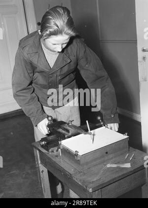 Actuel 10-1947: Orientation professionnelleQu'est-ce que je serai? Dans un mois, environ 45 000 filles et garçons quitteront l'école primaire et seront confrontés à un large éventail de choix de carrière. La mécanique sociale complexe de notre époque et la diversité des professions spécialisées font du choix un problème difficile. Dans le même temps, l'avenir des jeunes et le bien-être de la société dépendent de la bonne résolution du problème. Dans ce rapport, 'Aktuell' suit un homme de 14 ans de Grünerløkka à Oslo, Arne Møien, à travers le labyrinthe de l'orientation professionnelle pour voir ce que la société fait pour l'aider à obtenir Banque D'Images