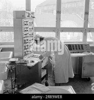 Courant 16-9-1960: Un aperçu dans le cerveau pendant cinq heures le chirurgien se tenait près de la tête du patient. Deuxième par seconde les heures tickées par - et pas l'un d'entre eux pouvait se reposer, parce qu'un homme lui avait confié sa vie. Les employés d'Aktuell ont été autorisés à suivre l'opération qui a été effectuée à Rikshospitalet à Oslo. Photo: Aage Storløkken / Aktuell / NTB ***PHOTO NON TRAITÉE*** Banque D'Images