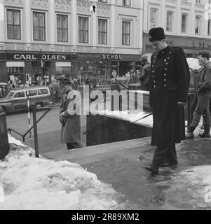 Actuel 13-7-1960: Qui a tourné? Un coup de feu a sorti de la chambre d'hôtel au cinquième étage d'une ferme en direction de la porte Karl Johans. Au même moment, un homme d'âge moyen s'est effondré dans un escalier en bas de la rue avec ses mains pressées à son estomac. Avant son départ, le contremaître de la station, Nils Mathiesen, âgé de 56 ans, s'est penché sur les gens qui l'entouraient : qui m'a tiré dessus ? Alors que les médecins se battaient pour la vie de Mathiesen et que les gens se précipitaient, les enquêteurs ont commencé leur travail approfondi. Après six heures de travail, ils ont pu répondre à la question. Photo: Ivar Aaserud / Aktuell / NTB ***PHOTO PAS D'IMAGE Banque D'Images