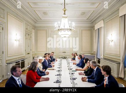 Bruxelles, Belgique. 20th juin 2023. BRUXELLES - le roi Willem-Alexander et la reine Maxima lors d'une rencontre avec le Premier ministre Alexander de Croo à Lambermont, sa résidence officielle, le premier jour de la visite d'État en Belgique. Le couple royal visitera le pays, à l'invitation du roi de Belgique Philippe et de la reine Mathilde, et visitera, outre Bruxelles, Waterloo, Louvain et Anvers. ANP REMKO DE WAAL pays-bas hors - belgique hors Banque D'Images