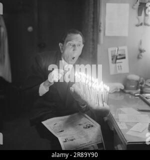 Courant 9-4-1960: Ajuster - long et fidèle serviteur Leif Juster a cinquante ans. 50 bougies sur le gâteau. Le célébrant a remercié pour le cadeau, il s'est bien passé avec un long pain, et a fait sauter 49 bougies en un. - Mais alors je ne me sens pas un jour plus de 49 non plus - a dit la résilience de 50 ans-vieux. Photo: Ivar Aaserud / Aktuell / NTB ***PHOTO NON TRAITÉE*** Banque D'Images