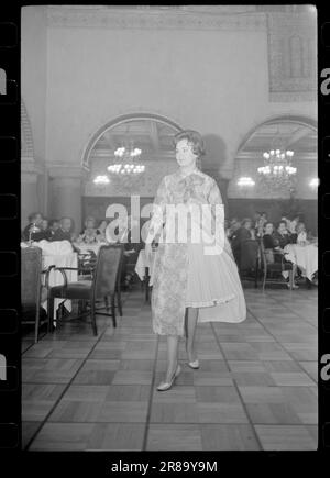 Courant 17-9-1960 : dans certaines circonstances, Une couturier a présenté une collection de vêtements de maternité qu'elle a montré à Bristol. Pour le plaisir des femmes enceintes, il y a des vêtements pour toutes les occasions. Photo: Sverre A. Børretzen / Aktuell / NTB ***PHOTO NON TRAITÉE*** Banque D'Images