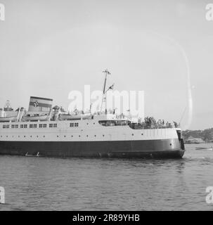 Courant 17-2-1947: Arendal, berceau de l'art de vivre Arendal, également appelé la « Venise du Nord » a été pendant plus de 100 ans la principale ville maritime en Norvège. Les voiliers de la ville ont été trouvés sur toutes les mers, et la ville et le quartier ont semé la vie quand les navires sont revenus à la maison en automne avec des charges lourdes. L'apogée d'Arendal s'est terminée à la fin du 19th siècle par un grave krach bancaire qui a créé une détresse et une misère sans précédent. Des gens de petite classe ont organisé des associations de « solidarité » pour s'occuper de leurs intérêts, et « la bande côtière douce » est devenue pour un temps le centre du soc Banque D'Images