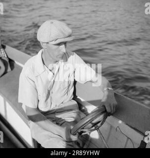 Courant 17-2-1947: Arendal, berceau de l'art de vivre Arendal, également appelé la « Venise du Nord » a été pendant plus de 100 ans la principale ville maritime en Norvège. Les voiliers de la ville ont été trouvés sur toutes les mers, et la ville et le quartier ont semé la vie quand les navires sont revenus à la maison en automne avec des charges lourdes. L'apogée d'Arendal s'est terminée à la fin du 19th siècle par un grave krach bancaire qui a créé une détresse et une misère sans précédent. Des gens de petite classe ont organisé des associations de « solidarité » pour s'occuper de leurs intérêts, et « la bande côtière douce » est devenue pour un temps le centre du soc Banque D'Images