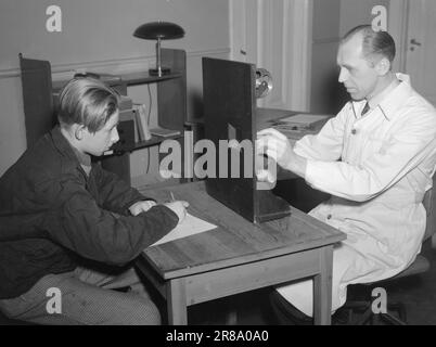 Actuel 10-1947: Orientation professionnelleQu'est-ce que je serai? Dans un mois, environ 45 000 filles et garçons quitteront l'école primaire et seront confrontés à un large éventail de choix de carrière. La mécanique sociale complexe de notre époque et la diversité des professions spécialisées font du choix un problème difficile. Dans le même temps, l'avenir des jeunes et le bien-être de la société dépendent de la bonne résolution du problème. Dans ce rapport, 'Aktuell' suit un homme de 14 ans de Grünerløkka à Oslo, Arne Møien, à travers le labyrinthe de l'orientation professionnelle pour voir ce que la société fait pour l'aider à obtenir Banque D'Images