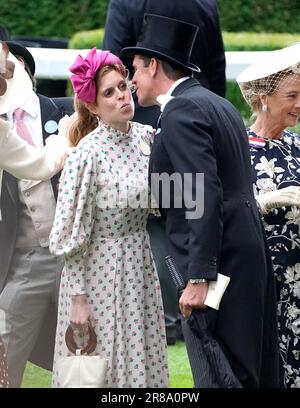 Princesse Beatrice (à gauche) pendant la première journée de Royal Ascot à l'hippodrome d'Ascot, Berkshire. Date de la photo: Mardi 20 juin 2023. Banque D'Images