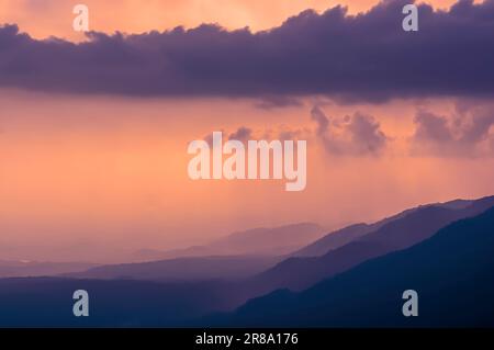 Les collines Khasi du plateau de Shillong prennent naissance dans les plaines du Bangladesh, qui sont couvertes de brume et d'une couche de nuages de mousson. Banque D'Images