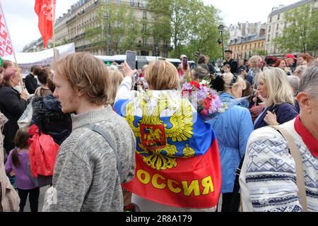 The Immortal Regiment in Paris, célébration du jour de la victoire, 9 mai, par les partisans de la Russie et du Président Poutine Banque D'Images