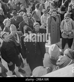 Courant 06-1950: De nouvelles pages à Holmenkollen.cette année le vent était sur le point de souffler l'ensemble de Holmenkollrennet, mais après un report de trois heures il est mort, et le grand festival folklorique, qui plaît à tout le monde, même à ceux qui ne s'intéressent pas beaucoup au sport, est parti de la manière prescrite. Voici des photos du photographe Sverre A. Børretzen qui montrent la vie qui s'est déroulée parmi les 90 000 spectateurs avant, pendant et après la course. Photo: Sverre A. Børretzen / Aktuell / NTB ***PHOTO NON TRAITÉE*** Banque D'Images