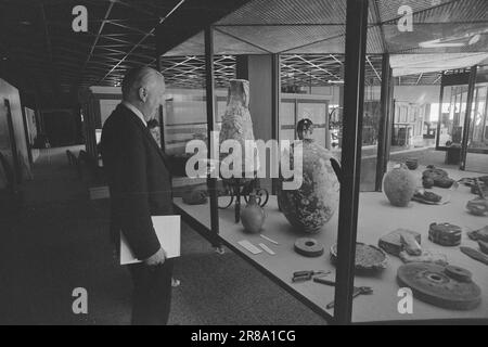 Aktuell 20 - 1974: La voile Norvège dans la HouseLe Musée maritime norvégien a été fondé il y a 60 ans, mais seulement ces jours-ci peut-on dire qu'il a été correctement établi en étroite association avec le Framhuset et la maison Kon-Tiki sur Bygdøynes. Photo: Sverre A. Børretzen / Aktuell / NTB ***PHOTO NON TRAITÉE*** Banque D'Images