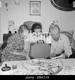 Actuel 11-8-1960: La plus grande course de mille de tous les temps le record du monde de 10 000 m a été poussé de trois quarts de minute! Il est maintenant 15.46.6. L'homme qui a livré cette fabuleuse performance est Knut Johannesen. La récompense a été l'or! Nous avons obtenu de l'or là où nous l'attendions le moins en 1 500, où Roald AAS avait le meilleur de sa vie à distance. Encouragements à la bataille personne ne se souvient de ce qu'ils ont dit et pensé à la maison à la porte de Hertug Skule quand Kuppern a franchi la ligne d'arrivée en 15.46.6. Ils savent seulement que les acclamations étaient fortes et que tous les trois sautaient pour la joie - maman et papa Joh Banque D'Images