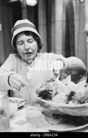 Courant 52-2-1960: Chou-fleur la côtelettes de Noël chlorophylle est une fête cette année la fête de compagnie a eu lieu dans le restaurant de la nourriture crue sous la devise: "Bien-être dans le lieu de travail. Pour combattre la cardialgie, les bûcherons et la mauvaise haleine. Photo: Sverre A. Børretzen / Aktuell / NTB ***PHOTO NON TRAITÉE*** Banque D'Images