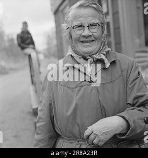 Actuel 46-7-1960: Ce village devrait-il être mis au rebut? La communauté minière de Bjørkåsen risque de disparaître si de nouvelles opportunités d'emploi ne sont pas créées - et bientôt. Les réserves de minerai ne sont suffisantes que pour 2 1/2 ans d'exploitation. Les jeunes fuient le village et les personnes âgées sont troublées par l'incertitude. "Il faut construire une nouvelle industrie, c'est une demande populaire", dit le Ballangsværingen. Photo: Bjarne Amundsen / Aktuell / NTB ***PHOTO NON TRAITÉE*** Banque D'Images