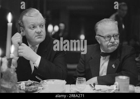 Courant 52-2-1960: Le chou-fleur à la Ribs de Noël, acteur Willie Hoel avec des ablegoyers sur la table de Noël. Chlorophylle est une fête cette année, la fête de l'entreprise a eu lieu dans le restaurant de la nourriture crue sous la devise: "Bien-être dans le lieu de travail. Pour combattre la cardialgie, les bûcherons et la mauvaise haleine. Photo: Sverre A. Børretzen / Aktuell / NTB ***PHOTO NON TRAITÉE*** Banque D'Images