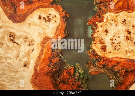 Partie d'une table en bois recouverte de résine époxy. Vue de dessus d'une arborescence en tant qu'arrière-plan avec espace à copier. Photo de haute qualité Banque D'Images