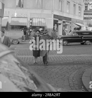 Actuel 17-5-1960: Donnez-leur votre aide aveugle. Jour et nuit dans l'obscurité éternelle. Ce n'est que lorsque la lumière du soleil est très forte qu'il sait quelle est la lumière. Puis il scintille à l'arrière de votre tête quelque part. Désagréable, en vain. C'est pourquoi il porte des lunettes noires, Bjørn Myrberg, l'un des 4 000 Norvégiens qui ne peuvent pas voir, l'un de ceux qui ont besoin de notre aide. Vous lui donnez une journée chargée dans la circulation ? Si facile Un mot, une main, c'est tout ce que l'homme aveugle demande. C'est à quel point nous pouvons aider ceux qui ne peuvent pas voir. Trop rarement nous avons le temps de tenir la main. Nous devrions avoir honte. Photo: Aage Storl Banque D'Images