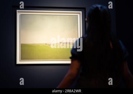 Grunes Feld de Gerhard Richter pendant un aperçu des ventes d'art à venir de Christie pour les 20th et 21st siècles, à la maison de vente aux enchères de Christie à Londres. La vente comprend des œuvres de Frank Auerbach, Jean-Michel Basquiat et Lucien Freud. Date de la photo: Mardi 20 juin 2023. Banque D'Images