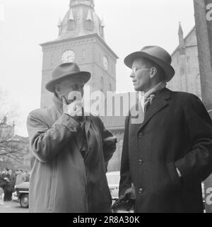 Actuel 13-7-1960: Qui a tourné? Un coup de feu a sorti de la chambre d'hôtel au cinquième étage d'une ferme en direction de la porte Karl Johans. Au même moment, un homme d'âge moyen s'est effondré dans un escalier en bas de la rue avec ses mains pressées à son estomac. Avant son départ, le contremaître de la station, Nils Mathiesen, âgé de 56 ans, s'est penché sur les gens qui l'entouraient : qui m'a tiré dessus ? Alors que les médecins se battaient pour la vie de Mathiesen et que les gens se précipitaient, les enquêteurs ont commencé leur travail approfondi. Après six heures de travail, ils ont pu répondre à la question. Photo: Ivar Aaserud / Aktuell / NTB ***PHOTO PAS D'IMAGE Banque D'Images