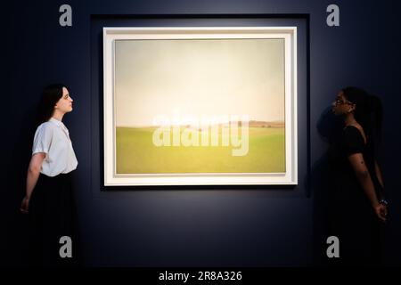 Grunes Feld de Gerhard Richter pendant un aperçu des ventes d'art à venir de Christie pour les 20th et 21st siècles, à la maison de vente aux enchères de Christie à Londres. La vente comprend des œuvres de Frank Auerbach, Jean-Michel Basquiat et Lucien Freud. Date de la photo: Mardi 20 juin 2023. Banque D'Images