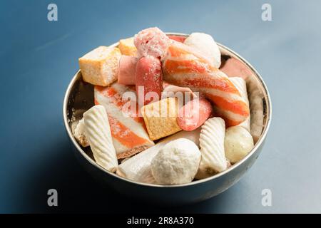 Boulettes de viande surgelées placées sur la table. Banque D'Images