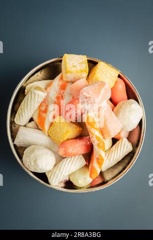 Boulettes de viande surgelées placées sur la table. Banque D'Images