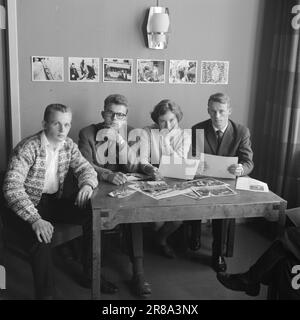 Réel 44-2-1960: Nous ne connaissiez pas ces trois élèves du secondaire, Lars Bleken (18), Tore Bergseng (18), Et Anne-Lise Kristiansen (17), se sont rassemblées pour la réflexion après la projection de «la vérité sur la croix gammée», le film documentaire sur la montée et la chute du régime d'Hitler, compilé à partir de clips de journaux de film et d'archives de film allemand. Avec les trois lycéens, il y a aussi Ole Herman Ramberg, un élève de l'école d'enseignant (28), mais avec beaucoup de service militaire derrière lui et le seul dans l'entreprise qui a des souvenirs personnels de la guerre et du Ger Banque D'Images