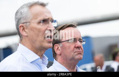 20 juin 2023, Schleswig-Holstein, Flensburg: Jens Stoltenberg (l), Secrétaire général de l'OTAN, et Boris Pistorius (SPD), Ministre de la défense, font une déclaration lors d'une visite à la société FFG Flensburger FAHRZEUGBAU Gesellschaft mbH dans le cadre de la manœuvre aérienne 'Air Defender 2023'. Vingt-cinq nations ainsi que l'OTAN participent à l'exercice de la force aérienne sous la direction de l'Allemagne jusqu'à 23 juin. Selon la Bundeswehr, environ 10 000 soldats et 250 avions y participent. Photo: Daniel Reinhardt/dpa Banque D'Images