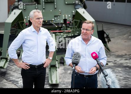 20 juin 2023, Schleswig-Holstein, Flensburg: Jens Stoltenberg (l), Secrétaire général de l'OTAN, et Boris Pistorius (SPD), Ministre de la défense, font une déclaration lors d'une visite à la société FFG Flensburger FAHRZEUGBAU Gesellschaft mbH dans le cadre de la manœuvre aérienne 'Air Defender 2023'. Vingt-cinq nations ainsi que l'OTAN participent à l'exercice de la force aérienne sous la direction de l'Allemagne jusqu'à 23 juin. Selon la Bundeswehr, environ 10 000 soldats et 250 avions y participent. Photo: Daniel Reinhardt/dpa Banque D'Images