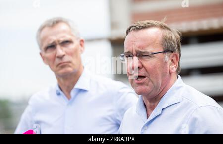 20 juin 2023, Schleswig-Holstein, Flensburg: Jens Stoltenberg (l), Secrétaire général de l'OTAN, et Boris Pistorius (SPD), Ministre de la défense, font une déclaration lors d'une visite à la société FFG Flensburger FAHRZEUGBAU Gesellschaft mbH dans le cadre de la manœuvre aérienne 'Air Defender 2023'. Vingt-cinq nations ainsi que l'OTAN participent à l'exercice de la force aérienne sous la direction de l'Allemagne jusqu'à 23 juin. Selon la Bundeswehr, environ 10 000 soldats et 250 avions y participent. Photo: Daniel Reinhardt/dpa Banque D'Images