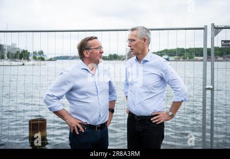 20 juin 2023, Schleswig-Holstein, Flensburg: Jens Stoltenberg (r), Secrétaire général de l'OTAN, et Boris Pistorius (SPD), Ministre de la défense, se tiennent sur le fjord de Flensburg lors d'une visite à la société FFG Flensburger FAHRZEUGBAU Gesellschaft mbH dans le cadre de la manœuvre aérienne 'Air Defender 2023'. Jusqu'au 23 juin, 25 nations ainsi que l'OTAN participent à l'exercice de la force aérienne sous la direction de l'Allemagne. Selon la Bundeswehr, environ 10 000 soldats et 250 avions sont impliqués. Photo: Daniel Reinhardt/dpa Banque D'Images