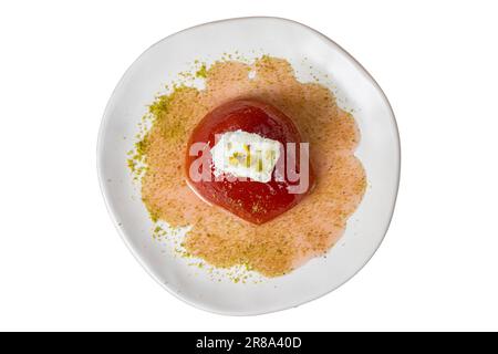 Dessert de coing avec sorbet isolé sur fond blanc. Dessert crémeux de coing. Spécialités sucrées du ramadan turc. Vue de dessus Banque D'Images