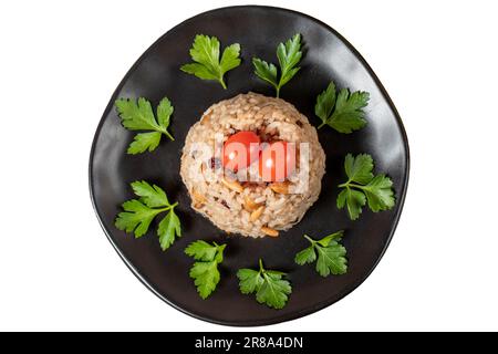 Riz aux amandes isolé sur fond blanc. Spécialités turques. Riz au poivre noir, à la cannelle, aux épices, aux raisins de Corinthe, aux amandes et au riz. RAM Banque D'Images