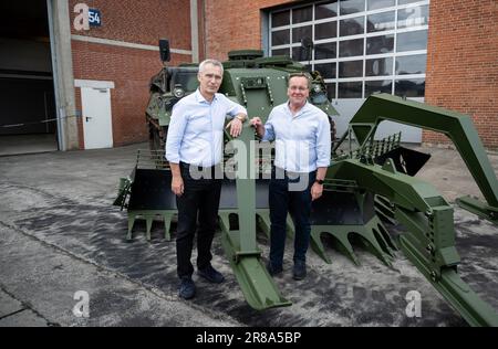 20 juin 2023, Schleswig-Holstein, Flensburg: Jens Stoltenberg (l), Secrétaire général de l'OTAN, et Boris Pistorius (SPD), Ministre de la défense, se tiennent près d'un réservoir de déminage « Wisent » lors d'une visite à la société FFG Flensburger FAHRZEUGBAU Gesellschaft mbH dans le cadre de la manœuvre aérienne « Air Defender 2023 ». Jusqu'au 23 juin, 25 nations ainsi que l'OTAN participent à l'exercice aérien sous la direction de l'Allemagne. Selon la Bundeswehr, environ 10 000 soldats et 250 avions sont impliqués. Photo: Daniel Reinhardt/dpa Banque D'Images