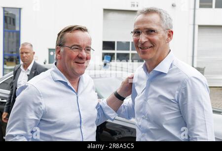 20 juin 2023, Schleswig-Holstein, Flensburg: Jens Stoltenberg (r), Secrétaire général de l'OTAN, et Boris Pistorius (SPD), Ministre de la Défense, se saluent lors d'une visite à la société FFG Flensburger FAHRZEUGBAU Gesellschaft mbH dans le cadre de la manœuvre aérienne 'Air Defender 2023'. Jusqu'au 23 juin, 25 nations ainsi que l'OTAN participent à l'exercice de la force aérienne sous la direction de l'Allemagne. Selon les Forces armées allemandes, environ 10 000 soldats et 250 avions sont impliqués. Photo: Daniel Reinhardt/dpa Banque D'Images