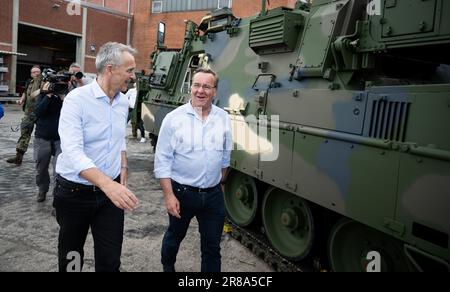 20 juin 2023, Schleswig-Holstein, Flensburg: Jens Stoltenberg (l), Secrétaire général de l'OTAN, et Boris Pistorius (SPD), Ministre de la Défense, marchent devant un véhicule de récupération blindé WiSENT 2 lors d'une visite à FFG Flensburger FAHRZEUGBAU Gesellschaft mbH dans le cadre de la manœuvre aérienne Air Defender 2023. Jusqu'au 23 juin, 25 nations ainsi que l'OTAN participent à l'exercice de la force aérienne sous la direction de l'Allemagne. Selon la Bundeswehr, environ 10 000 soldats et 250 avions sont impliqués. Photo: Daniel Reinhardt/dpa Banque D'Images
