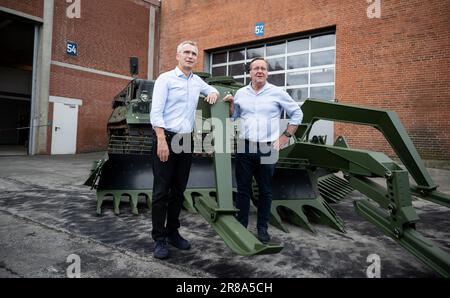 20 juin 2023, Schleswig-Holstein, Flensburg: Jens Stoltenberg (l), Secrétaire général de l'OTAN, et Boris Pistorius (SPD), Ministre de la défense, se tiennent près d'un réservoir de déminage « Wisent » lors d'une visite à la société FFG Flensburger FAHRZEUGBAU Gesellschaft mbH dans le cadre de la manœuvre aérienne « Air Defender 2023 ». Jusqu'au 23 juin, 25 nations ainsi que l'OTAN participent à l'exercice de la force aérienne sous la direction de l'Allemagne. Selon la Bundeswehr, environ 10 000 soldats et 250 avions sont impliqués. Photo: Daniel Reinhardt/dpa Banque D'Images